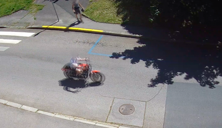 Dvojice s kradeným motocyklem si všiml policista venčící psa. Muže zadržel a předal kolegům.