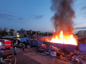 FOTO: Hasiči zasahovali u požáru v kovošrotu. Příčina vzniku je v šetření