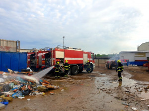 FOTO: Hasiči zasahovali u požáru v kovošrotu. Příčina vzniku je v šetření