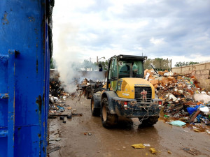 FOTO: Hasiči zasahovali u požáru v kovošrotu. Příčina vzniku je v šetření