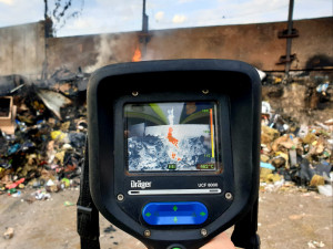 FOTO: Hasiči zasahovali u požáru v kovošrotu. Příčina vzniku je v šetření