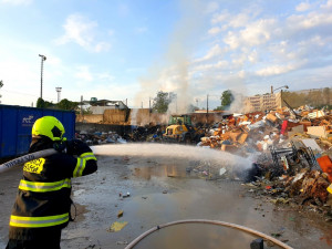 FOTO: Hasiči zasahovali u požáru v kovošrotu. Příčina vzniku je v šetření