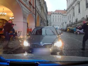 VIDEO: Policie v Praze dopadla uprchlého vězně. Podívejte se na zásah