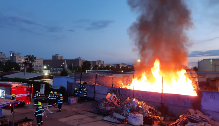 FOTO: Hasiči zasahovali u požáru v kovošrotu. Příčina vzniku je v šetření