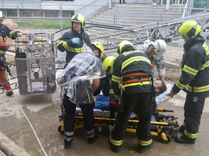 Jeřábníkovi se udělalo zle. Dolů ho dostali hasiči, pak se o něj postarali záchranáři