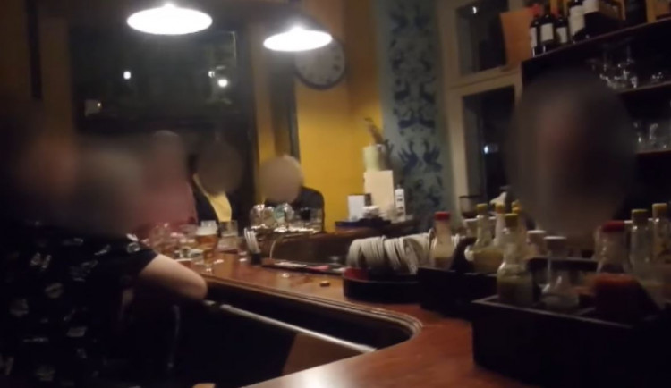 Strážníci po jedenácté hodině zavírali hospodu. Jeden z hostů jim vzteky kopal do auta