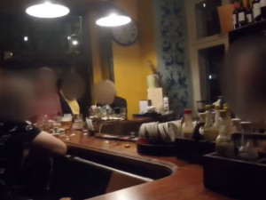 Strážníci po jedenácté hodině zavírali hospodu. Jeden z hostů jim vzteky kopal do auta