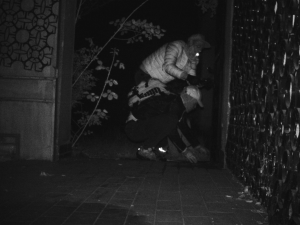 FOTO: Kriminalisté pátrají po mužích, kteří z domu v Hlubočepech ukradli věci za miliony korun