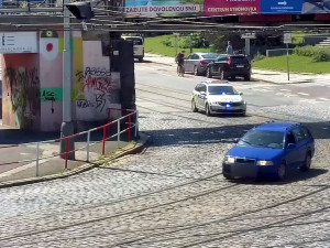 VIDEO: Policisté dopadli muže, který jim v Holešovicích ujížděl a málem srazil chodce