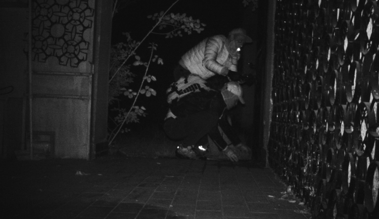 FOTO: Kriminalisté pátrají po mužích, kteří z domu v Hlubočepech ukradli věci za miliony korun