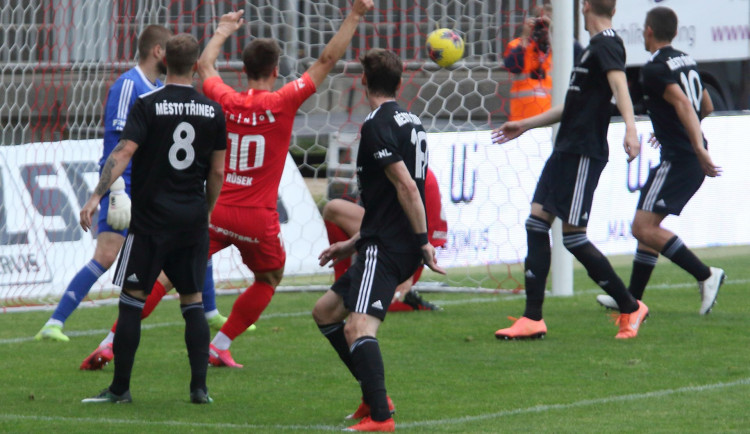 Demolice na Srbské. Zbrojovka doma rozstřílela Třinec, týmu bývalého kouče nasázela pět branek
