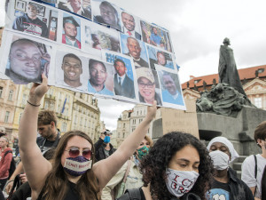 V Praze protestovaly stovky lidí proti policejnímu násilí.