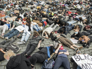 V Praze protestovaly stovky lidí proti policejnímu násilí.