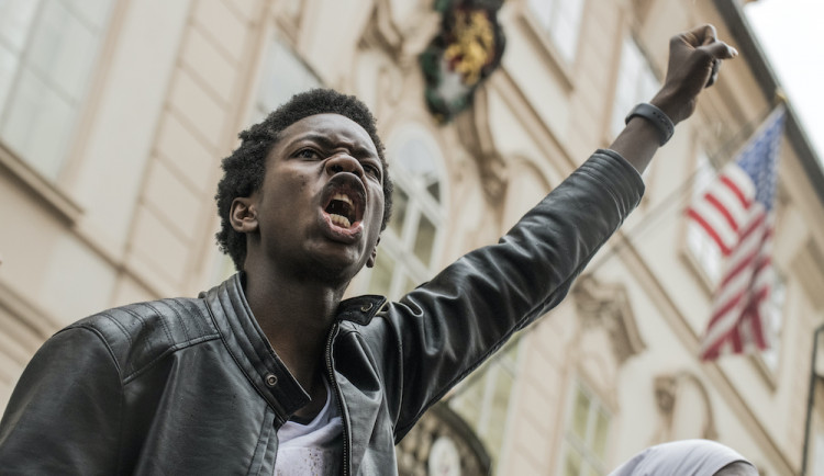 V Praze protestovaly stovky lidí proti policejnímu násilí.