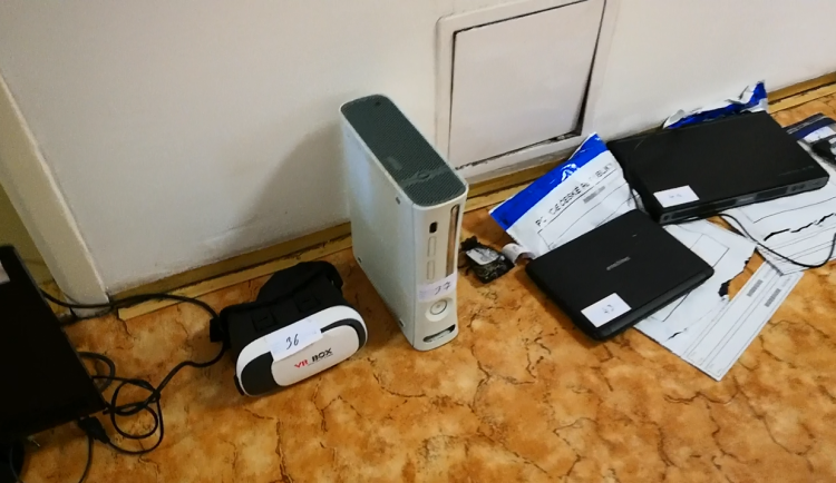 Televize, kola i mobily. Policisté hledají majitele kradených věcí.