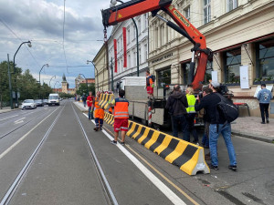 Praha odstranila ze Smetanova nábřeží betonové zábrany