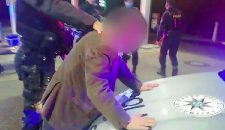 Zavolal si taxi, pak na řidiče vytáhl pistoli. Ozbrojeného muže dopadla policie.