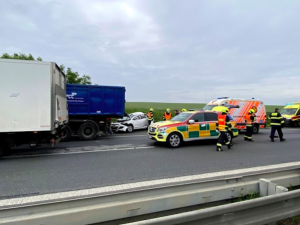 Vážná nehoda v Cínovecké ulici v Praze. Těžce zraněný člověk skončil v nemocnici.