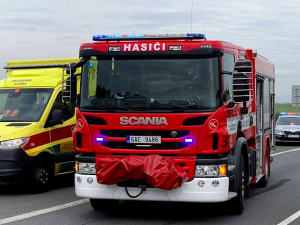 Vážná nehoda v Cínovecké ulici v Praze. Těžce zraněný člověk skončil v nemocnici.