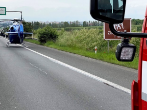 Vážná nehoda v Cínovecké ulici v Praze. Těžce zraněný člověk skončil v nemocnici.