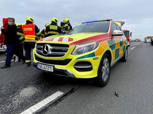 Vážná nehoda v Cínovecké ulici v Praze. Těžce zraněný člověk skončil v nemocnici.