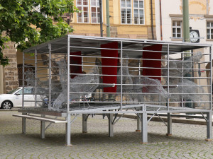 Měsíc v kleci. Aktivisté protestují před Sněmovnou proti klecovému chovu slepic.