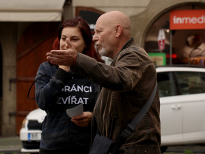 Měsíc v kleci. Aktivisté protestují před Sněmovnou proti klecovému chovu slepic.