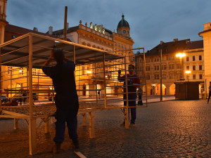 Měsíc v kleci. Aktivisté protestují před Sněmovnou proti klecovému chovu slepic.