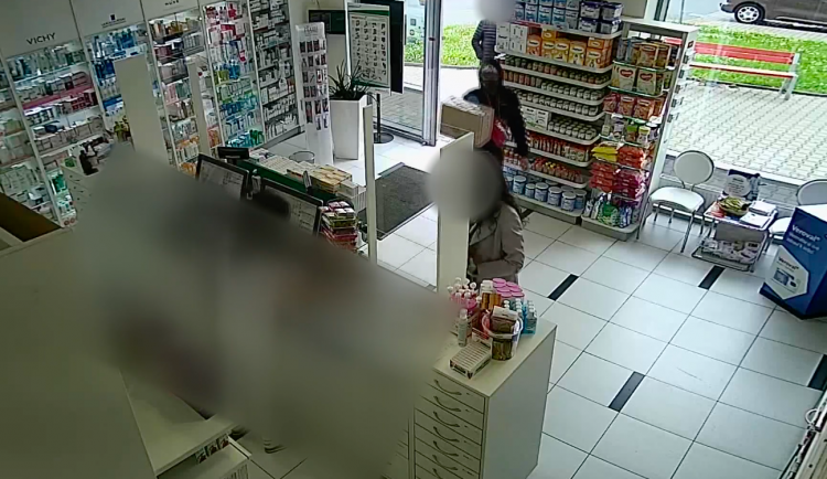 Policie hledá falešného kurýra, který vybíral peníze za balíčky naplněné odpadem.