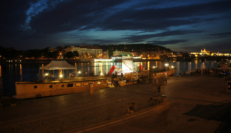 (A)void Floating Gallery.