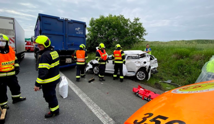 Vážná nehoda v Cínovecké ulici v Praze. Těžce zraněný člověk skončil v nemocnici.