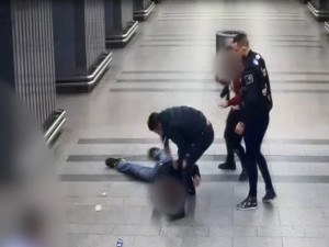 VIDEO: Agresoři zmlátili muže v metru na Náměstí Míru. Pátrají po nich kriminalisté