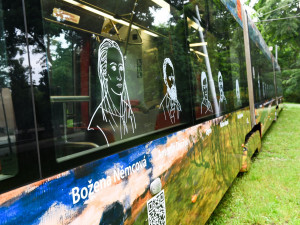 FOTO: Prahou ode dneška jezdí kulturní tramvaj. Slouží jako pojízdné jeviště a zve na akce