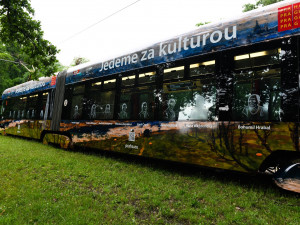 FOTO: Prahou ode dneška jezdí kulturní tramvaj. Slouží jako pojízdné jeviště a zve na akce