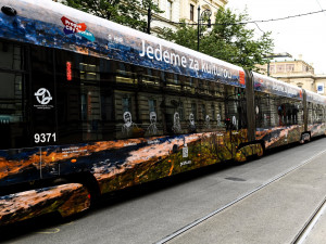 FOTO: Prahou ode dneška jezdí kulturní tramvaj. Slouží jako pojízdné jeviště a zve na akce