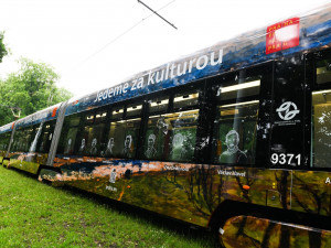 FOTO: Prahou ode dneška jezdí kulturní tramvaj. Slouží jako pojízdné jeviště a zve na akce