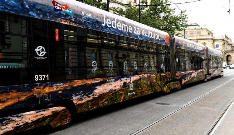 FOTO: Prahou ode dneška jezdí kulturní tramvaj. Slouží jako pojízdné jeviště a zve na akce