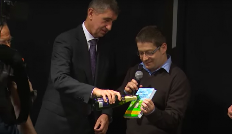 Zastupitelé se pohádali kvůli knize pro opozičního zastupitele Nachera