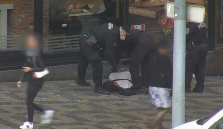 VIDEO: Agresor v centru Prahy rozbil skleněnou výlohu, pak vztáhl ruku na strážníka