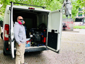 FOTO: „Churchill byl rasista. Black lives matter.“ U sochy na Žižkově zasahovali kriminalisté