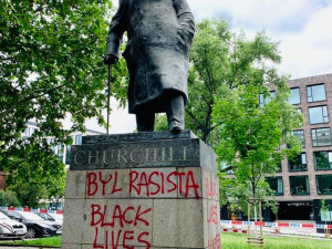 FOTO: „Churchill byl rasista. Black lives matter.“ U sochy na Žižkově zasahovali kriminalisté