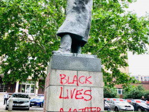 FOTO: „Churchill byl rasista. Black lives matter.“ U sochy na Žižkově zasahovali kriminalisté