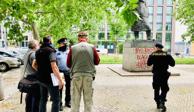 FOTO: „Churchill byl rasista. Black lives matter.“ U sochy na Žižkově zasahovali kriminalisté