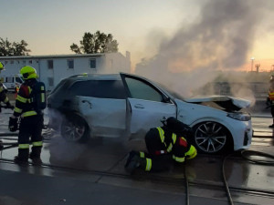 FOTO: V Chodovské ulici dnes hořelo auto. Vznikla škoda za milion korun
