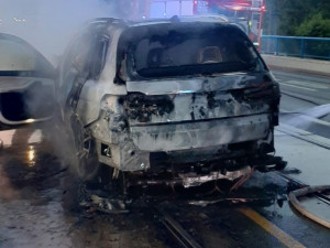 FOTO: V Chodovské ulici dnes hořelo auto. Vznikla škoda za milion korun
