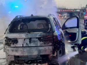 FOTO: V Chodovské ulici dnes hořelo auto. Vznikla škoda za milion korun