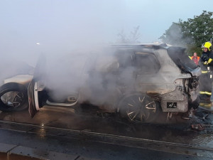 FOTO: V Chodovské ulici dnes hořelo auto. Vznikla škoda za milion korun