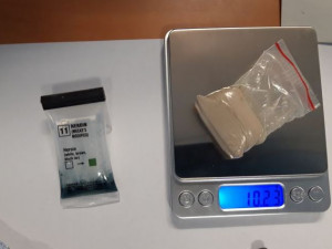 VIDEO: Zfetovaný řidič s pěti zákazy řízení si jel pro drogy k dealerovi. Prozradil to policii