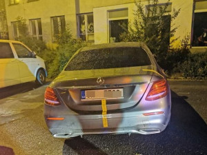 VIDEO: Zfetovaný řidič s pěti zákazy řízení si jel pro drogy k dealerovi. Prozradil to policii