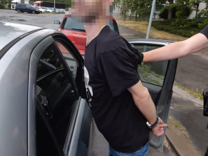 VIDEO: Zfetovaný řidič s pěti zákazy řízení si jel pro drogy k dealerovi. Prozradil to policii